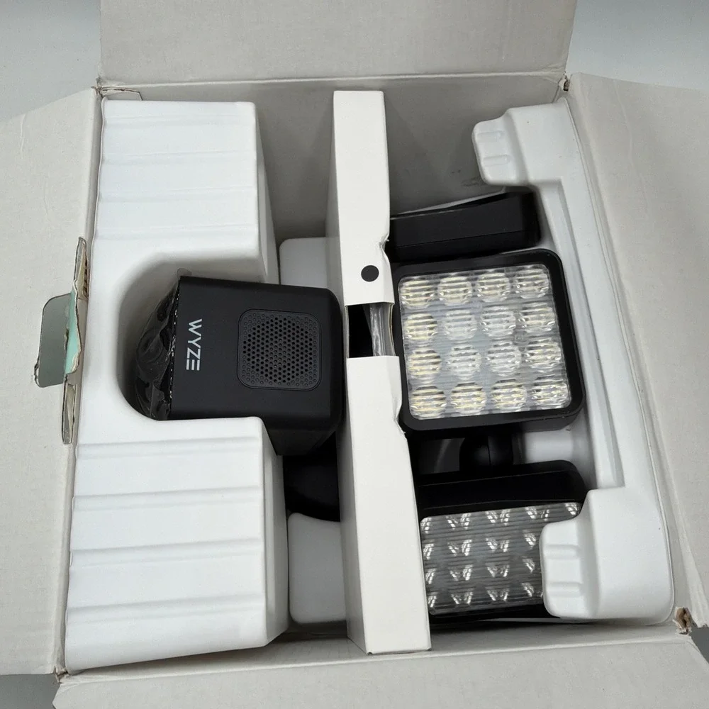 Wyze Cam Floodlight Pro BLACK 3000 Lumen LEDs 180° Wide View 2K HD Outdoor Wired